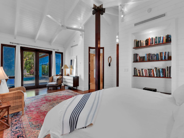 Luxury Coastal Retreat in Naples - Your Perfect Getaway